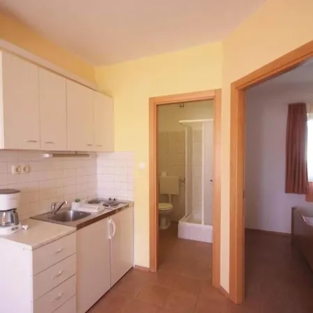 Gogi - One Bedroom A3 شقة تروغير